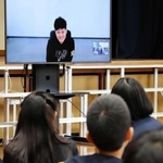 児童らと話をする阪神・坂本誠志郎捕手＝養父市養父市場