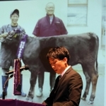 「但馬牛飼育の伝統と継承」をテーマに発表するみかた和牛会の小林一樹会長＝夢ホール