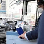 乗降時にスマートフォンで専用パネルにタッチすると、登録したクレジットカードで支払える＝ＪＲ豊岡駅