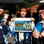 コイ料理を提供した大学生ら＝養父神社