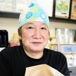 「とち餅本舗」とバーガーシティ代表の上坂晃太郎さんと、餅入りの「とちの実バーガー」＝豊岡市日高町日置