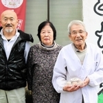 「とち餅本舗」の（右から）上坂勇さん、幸子さん夫妻と、営業担当の佐藤稔さん＝豊岡市日高町荒川