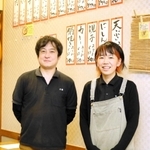 「力餅」を切り盛りする松本和也さん、昌代さん夫妻＝豊岡市城崎町湯島