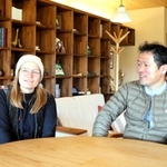 里やま工房で修業中のドイツの「旅職人」ノエミ・ベンゼルさん（左）と池口純代表取締役＝豊岡市佐野