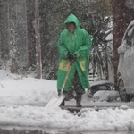 家の前の雪かきをする住民＝新温泉町芦屋（撮影・斎藤　誉）