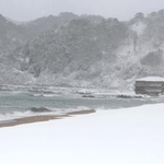 白く染まった海岸＝豊岡市竹野町竹野