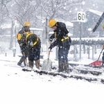 踏切を除雪する作業員ら＝香美町香住区無南垣（撮影・長谷部崇）