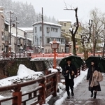 雪化粧した湯村温泉街＝２３日午前、兵庫県新温泉町湯（撮影・斎藤誉）