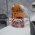 歩道の雪を取り除く除雪車＝新温泉町今岡