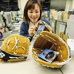 大谷翔平選手から香美町の各小学校宛てに届いたグラブ＝香美町村岡地域局