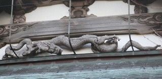 大乗寺境内を見守る竜の彫刻＝香美町香住区森