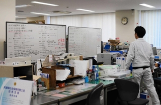 香美町役場内に立てられたホワイトボード。情報を集約した様子が分かる＝２日午前、香美町香住区香住