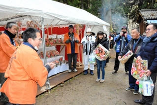 縁起物の吉兆を買い求める参拝客らでにぎわう戎祭＝朝来市和田山町和田山