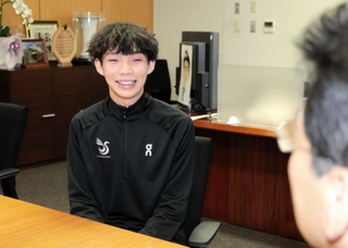 箱根駅伝に出場したことを報告した藤井空大さん（中央）＝豊岡市役所