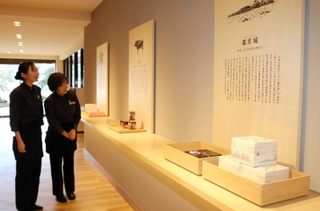 地域の名所や特産品の魅力を紹介するパネルが並ぶギャラリー＝豊岡市瀬戸