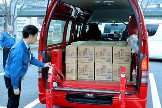 ２リットルの飲料水を４２０本積んだ災害活動車＝香美町香住区香住