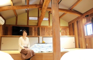 豊岡市街地に開業した１棟貸しゲストハウスのベッドルーム＝豊岡市京町