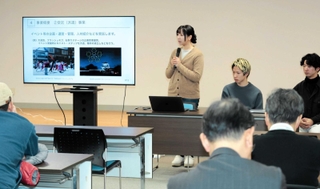 城崎文芸館の活性化策について発表する芸術文化観光専門職大学の学生たち＝豊岡市城崎振興局
