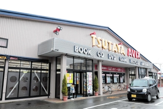 スターバックスの併設に向けて改装中の「ＴＳＵＴＡＹＡ　ＡＶＩＸ豊岡店」＝豊岡市大手町