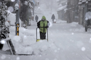 商店街を雪かきする住民ら＝２４日午後、香美町村岡区村岡