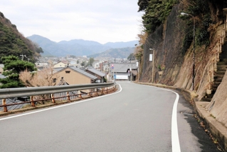 城崎マリンワールド方面に向かう一本道。元日の夕方、高台に向かう車で渋滞した＝豊岡市瀬戸
