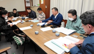 元日の避難を踏まえ、課題などを整理する豊岡市瀬戸の住民たち＝同市瀬戸
