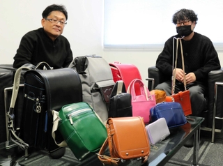 ランドセルから一点物のかばんに再生する事業を始めたかばんメーカー「コニー」の西田正樹社長（左）ら＝豊岡市佐野