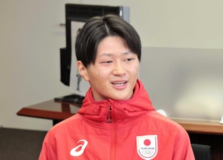 スノーボードハーフパイプの日本代表で出場する嶋﨑玖さん＝豊岡市役所