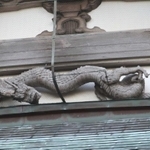 大乗寺境内を見守る竜の彫刻＝香美町香住区森