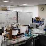 香美町役場内に立てられたホワイトボード。情報を集約した様子が分かる＝２日午前、香美町香住区香住