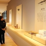 地域の名所や特産品の魅力を紹介するパネルが並ぶギャラリー＝豊岡市瀬戸