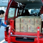 ２リットルの飲料水を４２０本積んだ災害活動車＝香美町香住区香住