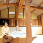 豊岡市街地に開業した１棟貸しゲストハウスのベッドルーム＝豊岡市京町