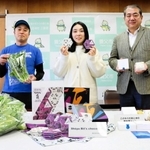 新たに養父市の地域ブランド推奨品として認定された商品と生産者ら＝養父市八鹿町八鹿