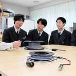 ＡＬＳ患者が使う医療機器向けの電源ケーブルを制作、寄贈する豊岡総合高校の電機応用工学科の生徒ら＝豊岡市加広町