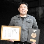 県堆きゅう肥共励会で最優秀の県知事賞を受けたあさご有機の西垣優社長＝朝来市八代