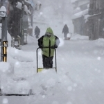 商店街を雪かきする住民ら＝２４日午後、香美町村岡区村岡