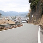 城崎マリンワールド方面に向かう一本道。元日の夕方、高台に向かう車で渋滞した＝豊岡市瀬戸