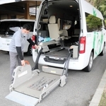 高齢者たちを安全な場所まで運んだ福祉車両＝香美町香住区南無垣