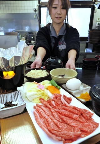 大雪警報で１５００円になる「たじま牛すき焼きランチ」＝道の駅「村岡ファームガーデン」