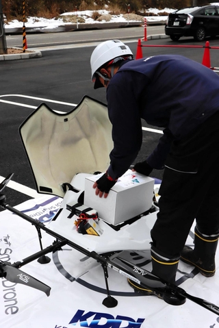 医薬品を積み込むスタッフ＝兵庫県養父市出合