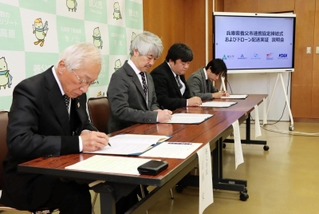 連携協定を結ぶ（左から）広瀬栄養父市長、エアロネクストの田路圭輔ＣＥＯ、セイノーホールディングスの和田悟ラストワンマイル推進チーム課長、ＫＤＤＩスマートドローンの森嶋俊弘ソリューションビジネス推進２部部長＝兵庫県養父市八鹿町八鹿