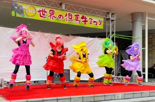 「世界の但馬牛まつり」でダンスを披露する「ももいろクロおばあＺ」＝昨年９月２４日、但馬牧場公園（まきちゃん撮影）