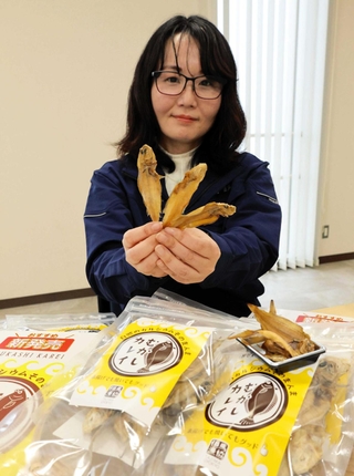 山カレイをカラカラに乾燥させた「むかしカレイ」＝香美町香住区香住