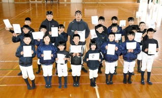 応援の手紙や寄せ書きの色紙を送る「朝来ベースボールジュニア」の選手や榮家政成監督＝朝来市羽渕