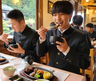 但馬牛のステーキを頬張る生徒＝新温泉町湯、但馬ビーフレストラン楓