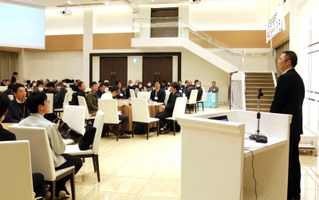 日ごろの取り組みや夢を発表し合う若手農業者たち＝豊岡市若松町