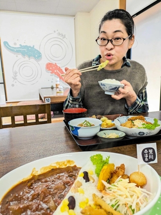 平日限定の「黒川定食」を食べる河合美智子さん＝朝来市生野町黒川（本人提供）