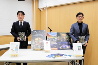 「但馬産業大賞」を受けた但馬米穀の木村嘉男社長（左）と、生野高原に関わる１級建築士の庄司圭介さん＝県豊岡総合庁舎