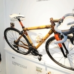 竹や木など自然のもので作った自転車＝豊岡市日高町伊府